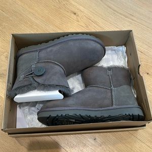 UGG Women’s Mini Bailey Button II, size 8, Grey